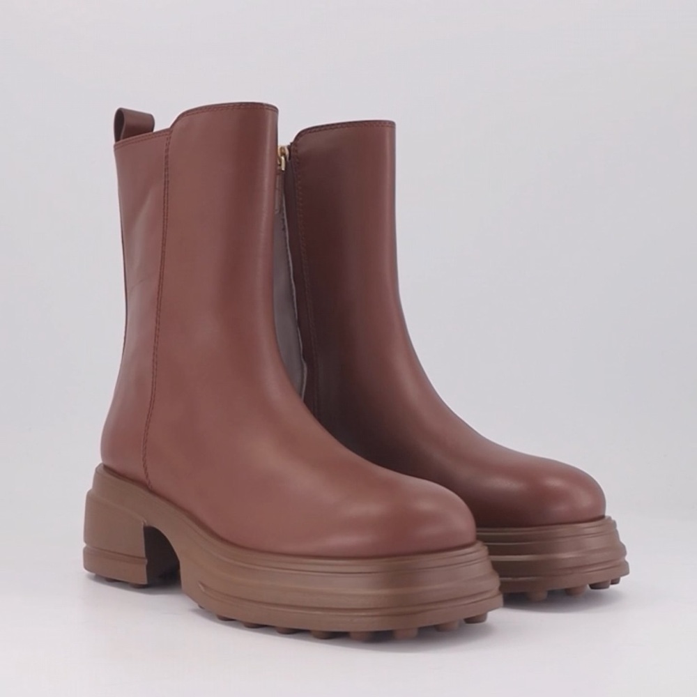TOD'S
Chunky leather ankle boots